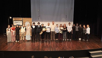 Öğrencilerimiz Kürk Mantolu Madonna Oyunu ile Sahnedeydi