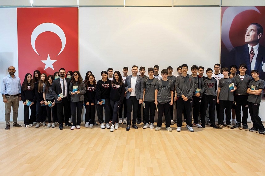 Öğrencilerimiz Yazar Ömür Kurt ile “Cepheye Koşan At’’ Romanı Üzerine Söyleşi Gerçekleştirdi