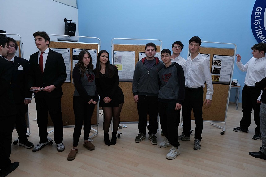 11 IB Sınıfı Öğrencilerimiz Bilgi Kuramı Sergisinde Çalışmalarını Sergiledi